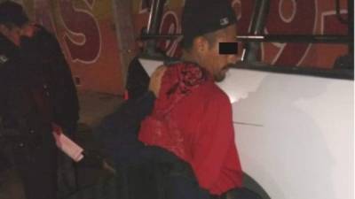 Los hondureños detenidos fueron identificados como Víctor Manuel B., de 24 años, y Damis Josué V., de 34, a quienes les fue asegurado una caja con 18 latas de cerveza.