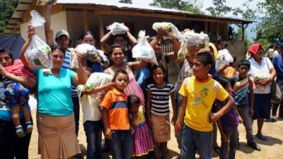 Un grupo de pobladores residentes en la parte alta de la montaña reciben con alegría las bolsas de comida y se comprometen a proteger la reserva Mico Quemado.