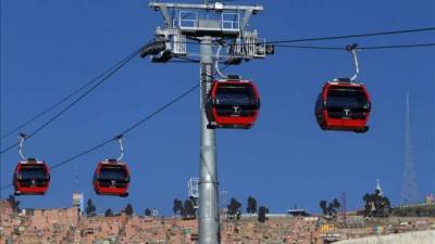 Fotografía de cabinas que hacen parte del sistema de teleféricos urbanos este 30 de mayo, en La Paz (Bolivia). EFE