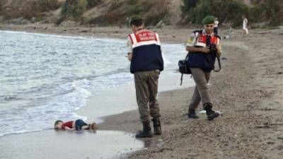 Un policía turco recogió el cadáver de Aylan en la playa.