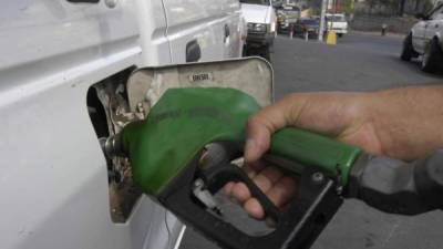 La rebaja en el precio de los carburantes a partir del lunes 26 de enero en Honduras, será de centavos y no de lempiras. Foto Archivo.