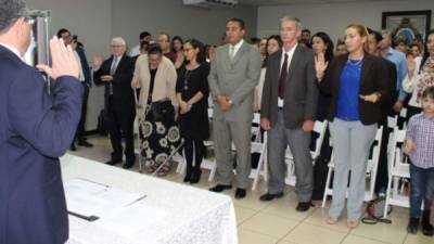 En la ceremonia también intervino una pareja de ciudadanos naturalizados, Richard Moreno y Ailyn Bermúez, un matrimonio cubano que lleva dos años y medio viviendo en Honduras.