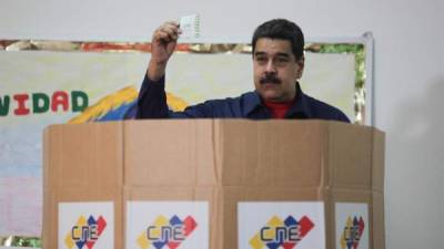 Nicolás Maduro al momento de ejercer el sufragio en las elecciones municipales celebradas hoy en Venezuela.