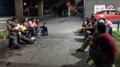 Un grupo de migrantes hondureños fueron abandonados en las calles de Monterrey tras ser devueltos por EEUU para esperar su proceso de asilo./Reforma.