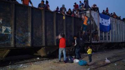 Más mil migrantes, entre los que se encuentran cientos de hondureños, que buscan llegar a Estados Unidos abordaron el tren de carga, conocido como 'La Bestia' en el sur de México, para intentar evadir a las autoridades mexicanas.