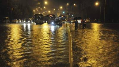 Fotografía de una carretera inundada por las lluvias torrenciales en Pekín, China. EFE/Archivo