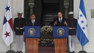 Los presidentes Juan Orlando Hernández y Juan Carlos Varela durante su comparecencia en Panamá.