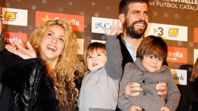 Gerard Piqué y Shakira con sus hijos Milan y Sasha