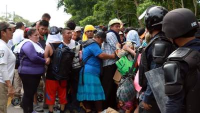 Agentes de la policía mexicana detuvieron a más de 200 migrantes que se dirigían en una cuarta caravana hacia EEUU./AFP.