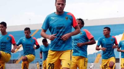 Julian Fernández, en un entrenamiento del Real España en el estadio Morazán.