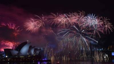 Vista de miles de globos rojos que forman hoy 31 de diciembre el número 50 sobre Marina Bay con los rascacielos del centro financiero de fondo en Singapur. EFE.