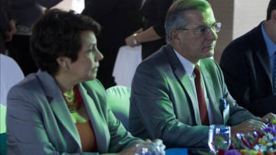 La ministra de relaciones exteriores de honduras, Mireya Aguero (i), participa con el integrante de la Organización Internacional para las Migraciones (OIM), Ricardo Cordero (d), en el análisis de los derechos de los trabajadores inmigrantes en Honduras por parte de autoridades de Centroamérica, EE.UU., México y República Dominicana. EFE