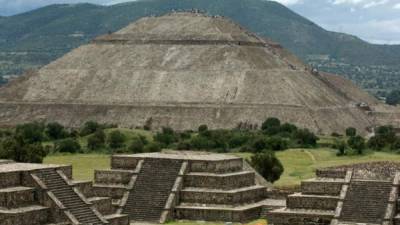 Teotihuacán; al fondo La Calzada de los Muertos. Imagen tomada de:antropologia.lanuevaeradeacuario.com/