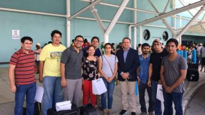 Los nueve estudiantes hondureños becados por la universidad de Puerto Rico.