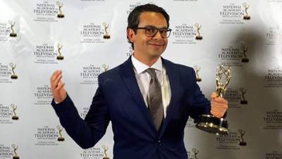 El periodista y productor hondureño, Mario Ramos, mostrando su premio Emmy.