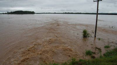 Lluvias del frente frío número tres de la temporada desbordaron varios ríos en el departamento de Colón, HOnduras.