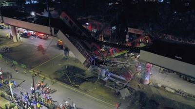 Dos vagones del metro de Ciudad de México se desplomaron tras colapsar una vía, dejando 23 muertos y decenas de heridos./AFP.