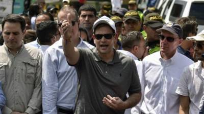 Rubio recorrió el puente internacional Simón Bolivar, que une a Colombia y Venezuela, y cuyo paso se encuentra bloqueado por militares del lado venezolano./AFP.