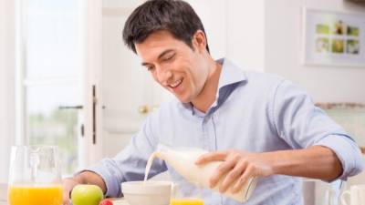 Los hombres deben consumir una dieta balanceada y hacer cinco comidas diarias para evitar los atracones de comida.