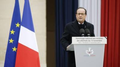 El mandatario francés presidió un homenaje a las víctimas de los atentados terroristas en París al cumplirse dos semanas de los ataques.