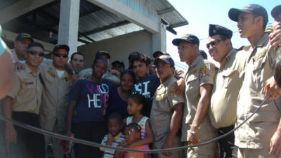 Todos los bomberos querían una fotografía junto a Luis y su familia. El obrero ahora quiere formar parte de la institución.