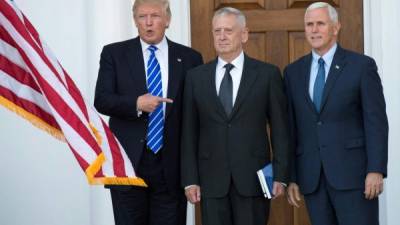 Donald Trump con el general retirado James Mattis y el vicepresidente electo Mike Pence el 19 de noviembre en New Jersey. AFP