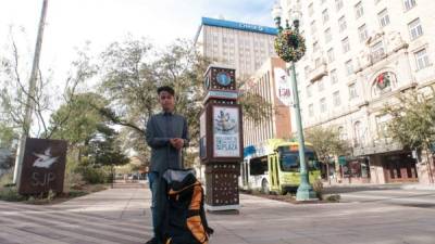 Andrés Guevara Durán, de 20 años, posa en El Paso, Texas. Tenía seis años cuando tuvo que salir de Estados Unidos, donde nació, cuando su familia fue deportada a México... ahora está de regreso. (ALBERTO PONCE DE LEÓN / EFE)