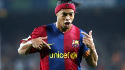 Ronaldinho hizo disfrutar con su fútbol a los aficionados del Barcelona.