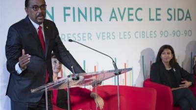 El director ejecutivo del Programa de Naciones Unidas para la Lucha contra el Sida (UNAIDS), Michel Sidibé (i), presenta el último informe sobre el VIH en el hotel De Ville de París (Francia), hoy 20 de julio. EFE