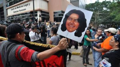 La defensora de los derechos humanos y ambientalista Berta Cáceres, asesinada el pasado 3 de marzo en su casa en la ciudad de La Esperanza, se oponía a la construcción de la represa hidroeléctrica por considerar que atentaba contra los recursos naturales del país. EFE/Archivo