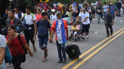 Migrantes hondureños participan en una caravana que se dirige a los Estados Unidos en la carretera que une Ciudad Hidalgo y Tapachula, estado de Chiapas, México, el 21 de octubre de 2018.