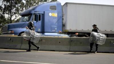 Más de 20.000 vehículos que transportan mercadería de los puertos no están circulando este jueves. EFE/Archivo