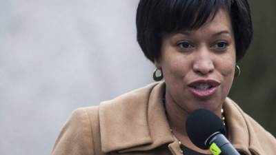 La alcaldesa de Washington D.C., Muriel Bowser, desafió abiertamente a los republicanos al aprobar la ley que permite consumir legalmente marihuana en la capital de EUA.