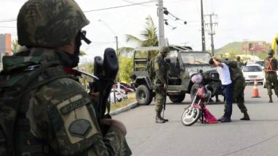 Miembros de las Fuerzas Armadas brasileñas patrullan las calles del barrio Ponta Negra, en la turística ciudad de Natal (Brasil). EFE