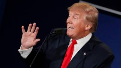 Trump defendió la construcción del muro y la deportación de millones de indocumentados durante el debate. AFP.