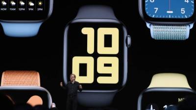 Kevin Lynch, vicepresidente de Tecnología de Apple durante su participación en la conferencia de este lunes, con el reloj inteligente Apple Watch como telón de fondo.