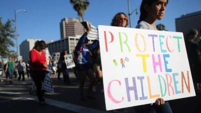 La situación de los niños separados de sus padres 'está poniendo presión en un sistema ya presionado. AFP