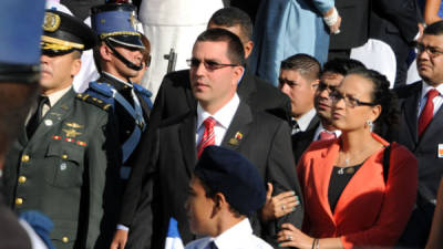 La hija del expresidente de Venezuela Hugo Chávez, Rosa Virginia y su esposo el actual vicepresidente venezolano Jorge Arreaza asistieron este lunes a la ceremonia de inauguración del nuevo presidente de Honduras, Juan Orlando Hernández.