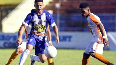 Rubén Licona controla el balón ante la marca de un jugador del Trujillo FC. Foto Samuel Zelaya