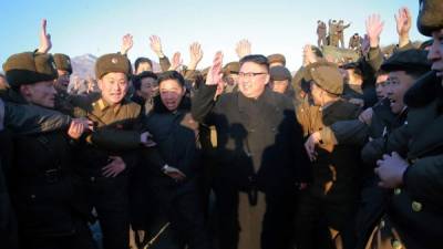 El líder norcoreano Kim Jong-un saludo a miembros del ejército.
