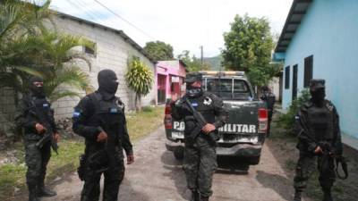 Agentes de la Policía Militar acordonan el área donde ocurrió la balacera.