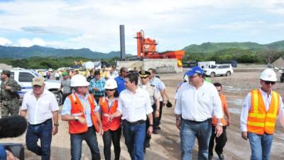 El presidente Juan Orlando Hernández, acompañado del ministro de Insep, Roberto Ordóñez, recorrieron el plantel de la empresa Queiroz Galvao.