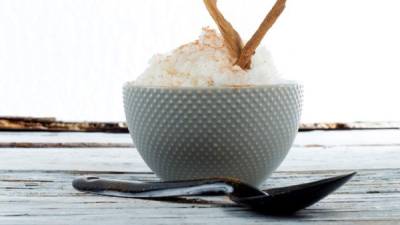 Servir la granita de horchata con canela en polvo.