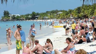 Los turistas canadienses llegan a Roatán semanalmente.