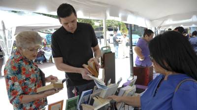 Residentes hondureños participan de las actividades de la Feria del Libro en la ciudad de Tegucigalpa (Honduras).