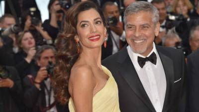 US actor and director George Clooney and his wife Amal attend the premiere of the movie 'Suburbicon' presented out of competition at the 74th Venice Film Festival on September 2, 2017 at Venice Lido. / AFP PHOTO / Filippo MONTEFORTE