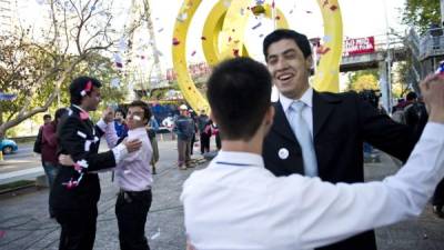 Las parejas gays celebraron la medida de la Corte chilena con un vals.