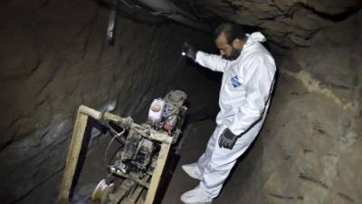 Investigador ante una de las dos motocicletas que se utilizaron durante la construcción del túnel.