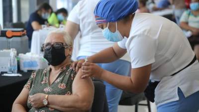 En los centros se sigue inoculando a las personas de la tercera edad. Foto:Cortesía Carlos Hernández.