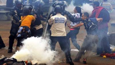 Policías y estudiantes opositores se enfrentaron ayer en el centro de Caracas.